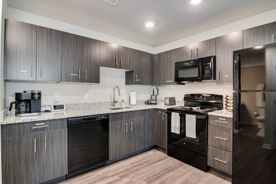 Stylish - The Lynne: Studio w/King Bed +fast Wi-Fi