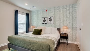 1 slaapkamer, verduisterende gordijnen, een strijkplank/strijkijzer