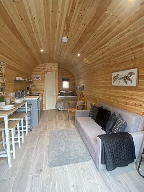 Smart TV, DVD player, books - Cosy cabin near Tenby & Saundersfoot, great for a romantic break or to escape (Pentlepoir)