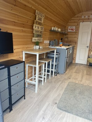 Fridge, microwave, oven, stovetop - Cosy cabin near Tenby & Saundersfoot, great for a romantic break or to escape (Pentlepoir)