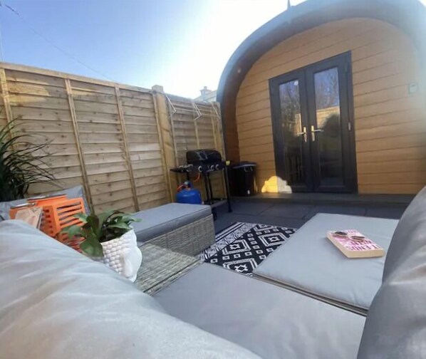 Terrace/patio - Cosy cabin near Tenby & Saundersfoot, great for a romantic break or to escape (Pentlepoir)