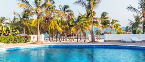 Una piscina al aire libre