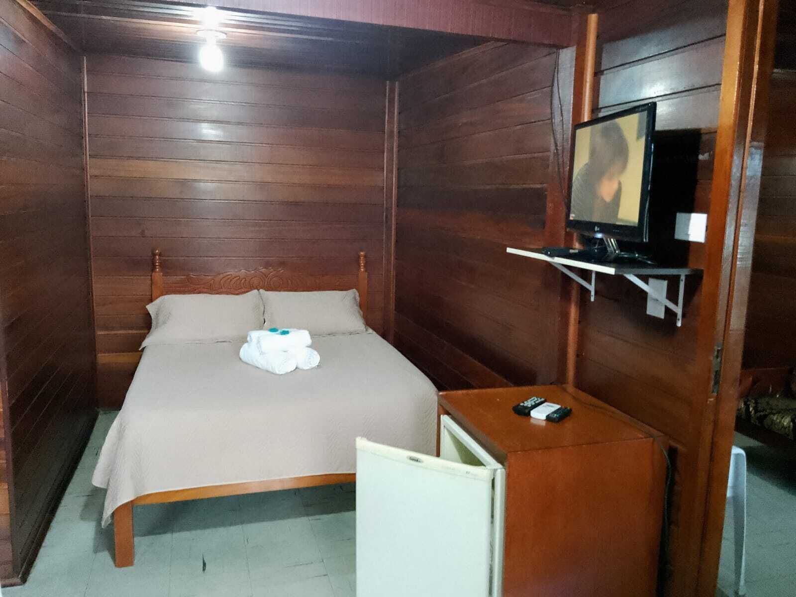 Hypo-allergenic bedding, blackout curtains, free WiFi, bed sheets