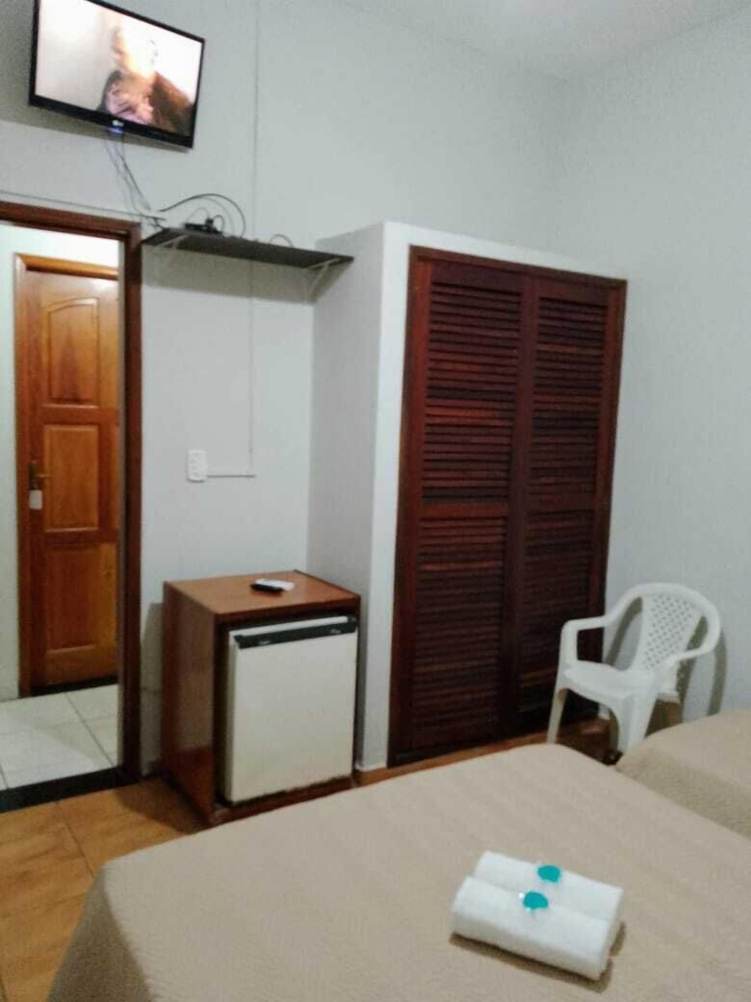Hypo-allergenic bedding, blackout curtains, free WiFi, bed sheets