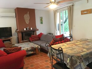 TV, fireplace, books, stereo - Quiet house in nature, large swimming pool,beach 2 kms away,3 bedrooms, sea view (Talasani)