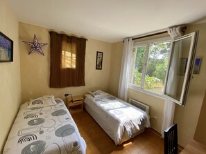 3 bedrooms, desk, iron/ironing board, travel crib - Quiet house in nature, large swimming pool,beach 2 kms away,3 bedrooms, sea view (Talasani)