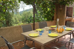 Outdoor dining - Quiet house in nature, large swimming pool,beach 2 kms away,3 bedrooms, sea view (Talasani)
