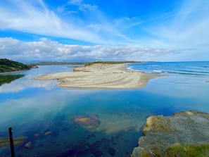 Plage à proximité, chaises longues, serviettes de plage