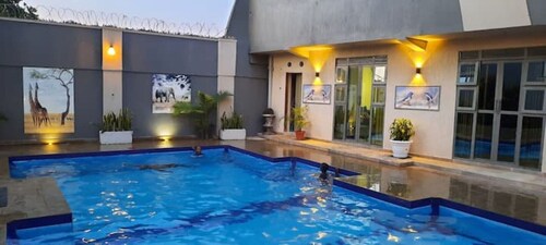 Stylish Luxe Apt w/pool*garden* wifi*view*parking*