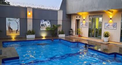 Stylish Luxe Apt w/pool*garden* wifi*view*parking*