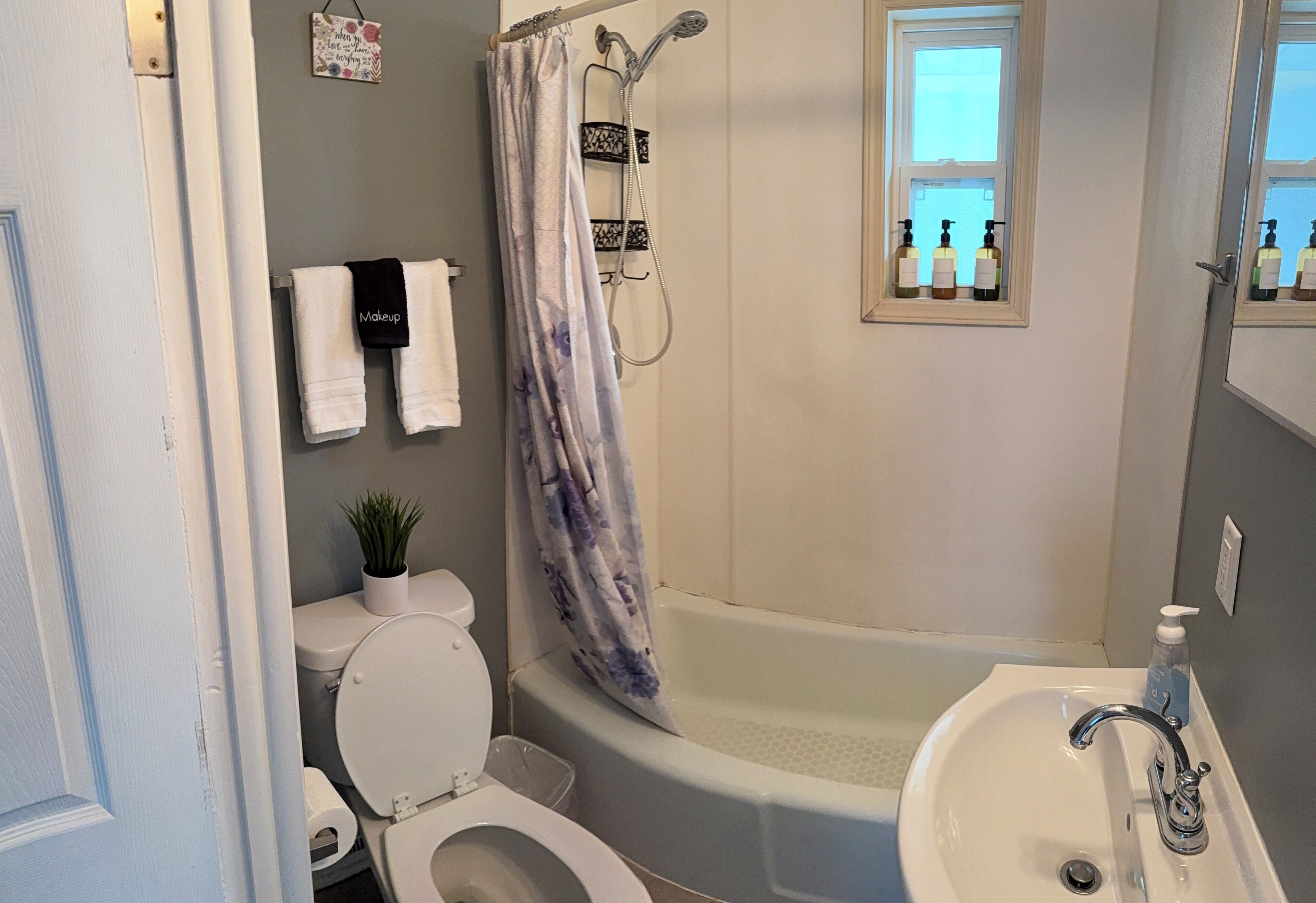 Ensemble douche/baignoire, sèche-cheveux, serviettes fournies, savon