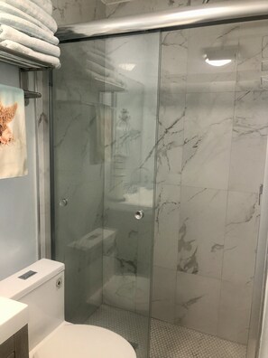Shower, hair dryer, towels, soap - Prívate suite in Calusa Campgrounds (Key Largo)