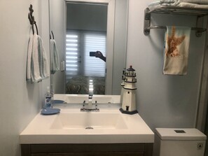 Douche, séchoir à cheveux, serviettes fournies, savon