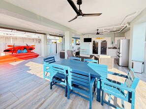 An indoor space with a dining area, kitchen, and a view of the outside. - Prívate suite in Calusa Campgrounds (Key Largo)