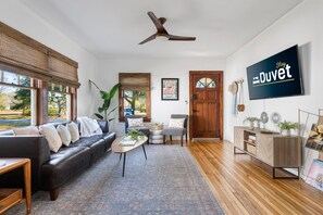 Televisión y oficina 