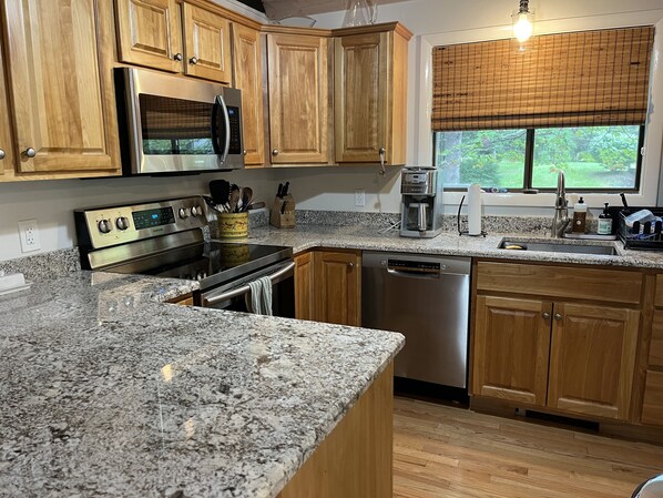 Private kitchen - Spacious and cozy single family house next to Quechee ski hill (Hartford)