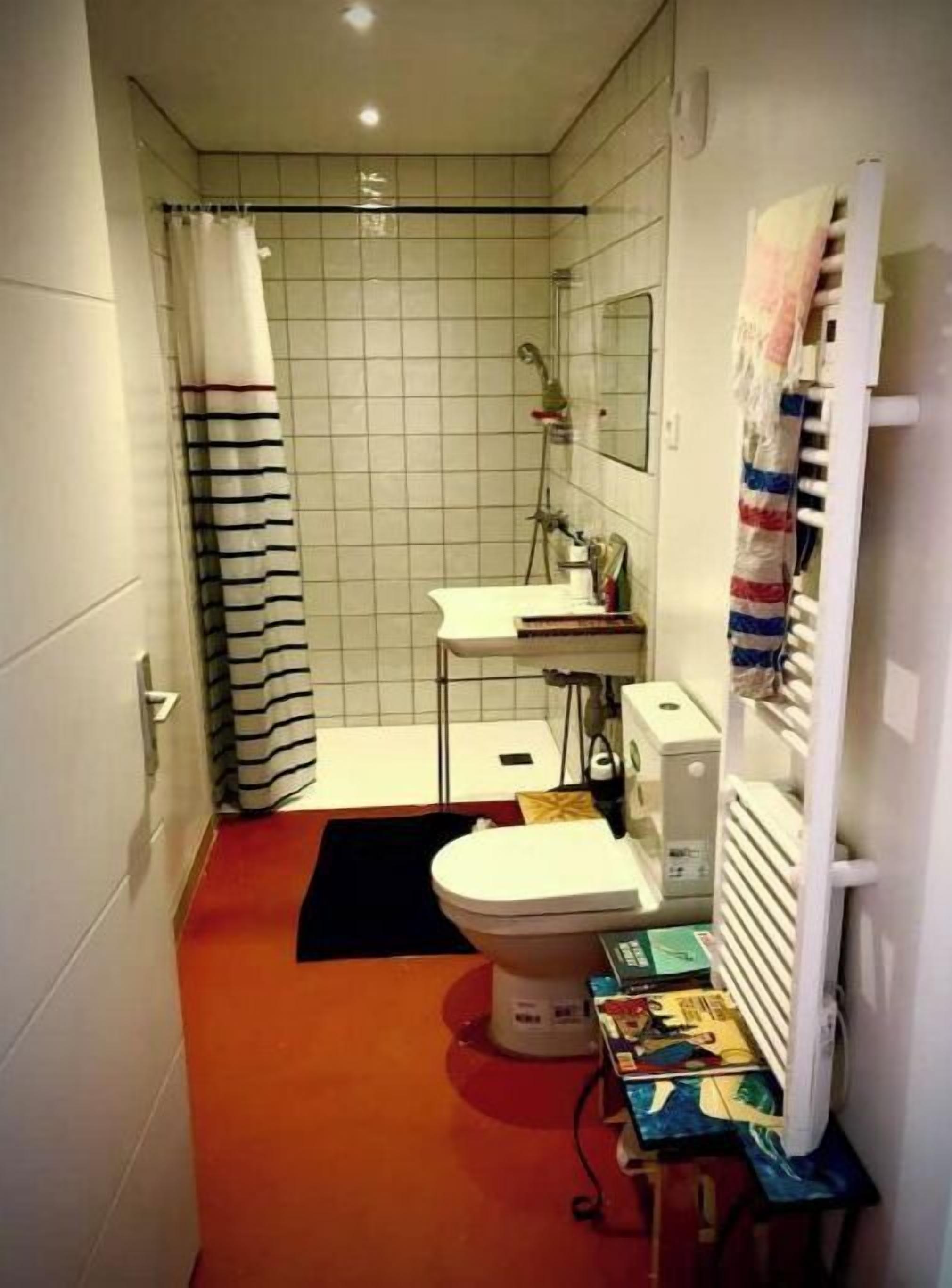 Een douche, een haardroger, handdoeken, zeep