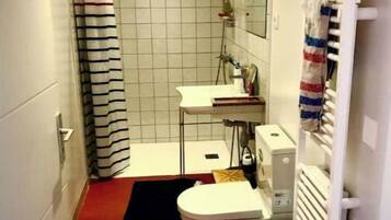 Een douche, een haardroger, handdoeken, zeep