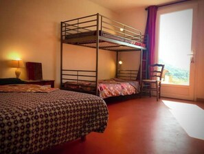 2 slaapkamers, een bureau, een strijkplank/strijkijzer, reisbedje