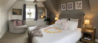 The Loft at Peake’s Retreats + private hot tub