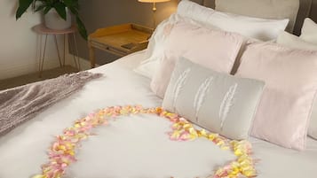 1 bedroom, travel cot, WiFi, bed sheets