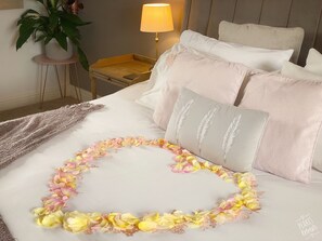 1 bedroom, travel cot, WiFi, bed sheets - The Loft at Peake’s Retreats. Cute cottage +private hot tub (Burton on trent)