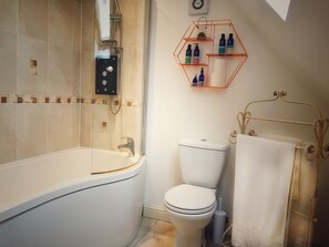 Combined shower/bathtub, hair dryer, towels, soap - The Loft at Peake’s Retreats. Cute cottage +private hot tub (Burton on trent)