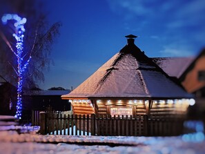 Exterior - The Loft at Peake’s Retreats. Cute cottage +private hot tub (Burton on trent)