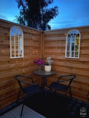 Outdoor dining - The Loft at Peake’s Retreats. Cute cottage +private hot tub (Burton on trent)