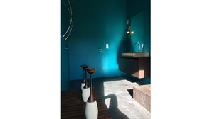A bathroom with a blue wall, a sink, and two vases on a wooden bench. - Villa D'architecte Design au Pied du Luberon (Mérindol)