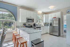 冷蔵庫、電子レンジ、オーブン、コンロ