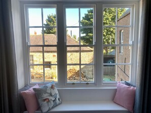 2 عدّة غرف نوم وبديكورات فريدة لكل غرفة وطراز فريد لكل وحدة