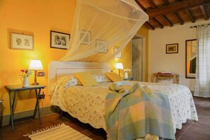 7 bedrooms, desk, iron/ironing board, travel cot