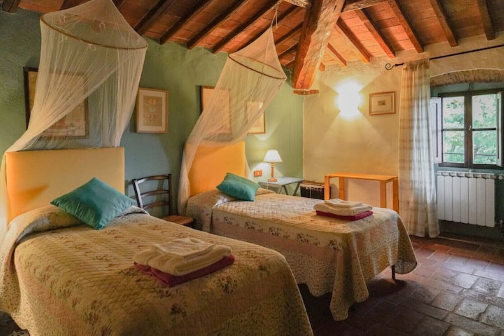 7 Schlafzimmer, Schreibtisch, Bügeleisen/Bügelbrett, Reisekinderbett