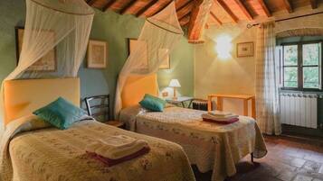 7 Schlafzimmer, Schreibtisch, BĂŒgeleisen/BĂŒgelbrett, Reisekinderbett