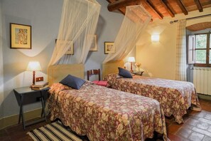 7 bedrooms, desk, iron/ironing board, travel cot - Beautiful Tuscan home between Florence & Siena (Florence)