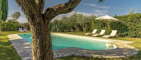 Una piscina al aire libre