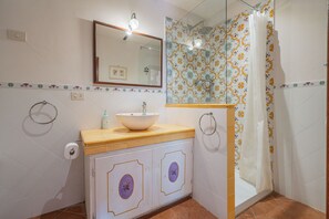 Dusche, Haartrockner, Bidet, Handtücher