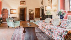 Smart TV, fireplace, DVD player, books