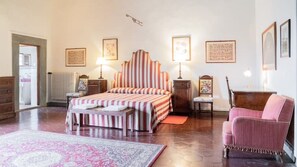 6 bedrooms, desk, iron/ironing board, travel crib