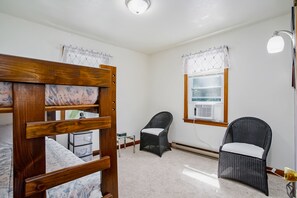 2 bedrooms, iron/ironing board, Internet, bed sheets