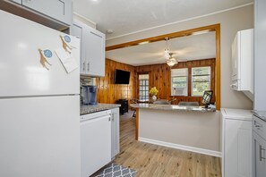 Een koelkast, een magnetron, een oven, een kookplaat