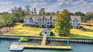 A waterfront property with a dock, a small gazebo, and a row of houses. - Beautiful 3BR Townhouse (Augusta)