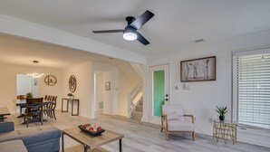 A spacious living area with a dining table, sofas, and a ceiling fan. - Beautiful 3BR Townhouse (Augusta)