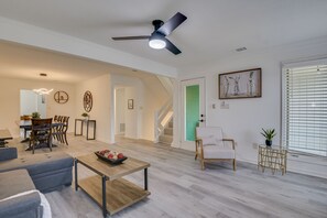 Signature resortwoning, 3 slaapkamers, balkon, uitzicht op rivier | Woonruimte | Een 65-inch smart-tv met kabelzenders, televisie en een open haard