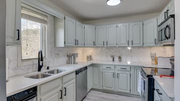 Signature Townhome, 3 Bedrooms, Balcony, River View | Private kitchen | Fridge, microwave, oven, stovetop