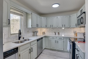 Signature Townhome, 3 Bedrooms, Balcony, River View | Private kitchen | Fridge, microwave, oven, stovetop