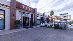 A cafe with outdoor seating and a covered area. - Hotel Kika (Santa Marta)