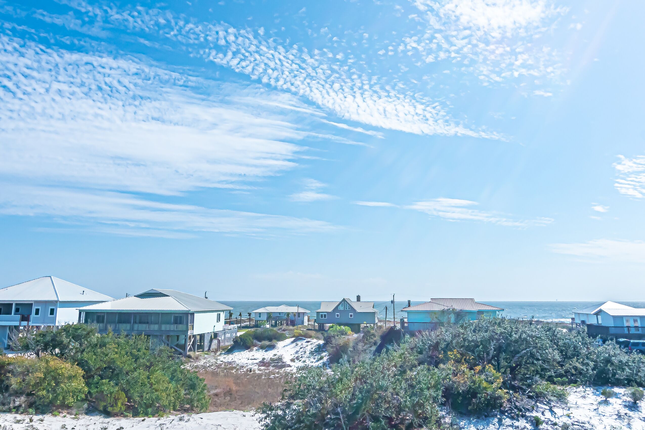 Huge deck with beautiful views! Beach Access/Sleeps up to 10