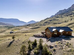 Exterior - Experience the Magic of Wapiti Valley in Luxury. Stunning Views-East Yellowstone (Cody)